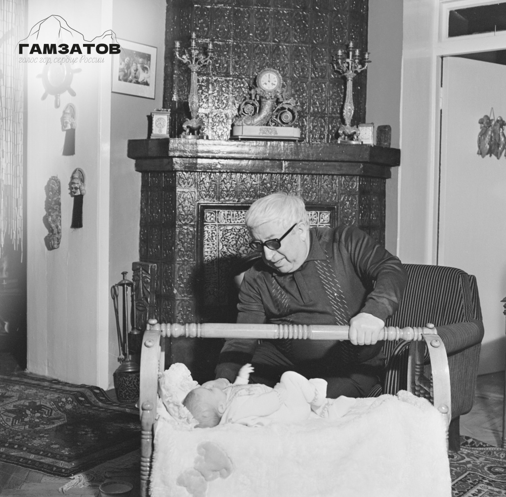 Расул Гамзатов с внучкой Шахри, 1979 год. «От стихов Расула Гамзатова замирает сердце у каждого, независимо от возраста, национальности, вероисповедания. Расул Гамзатов был человек широкой души и необыкновенной мудрости, сын Дагестана и великий гражданин, патриот России», — считает Владимир Путин.