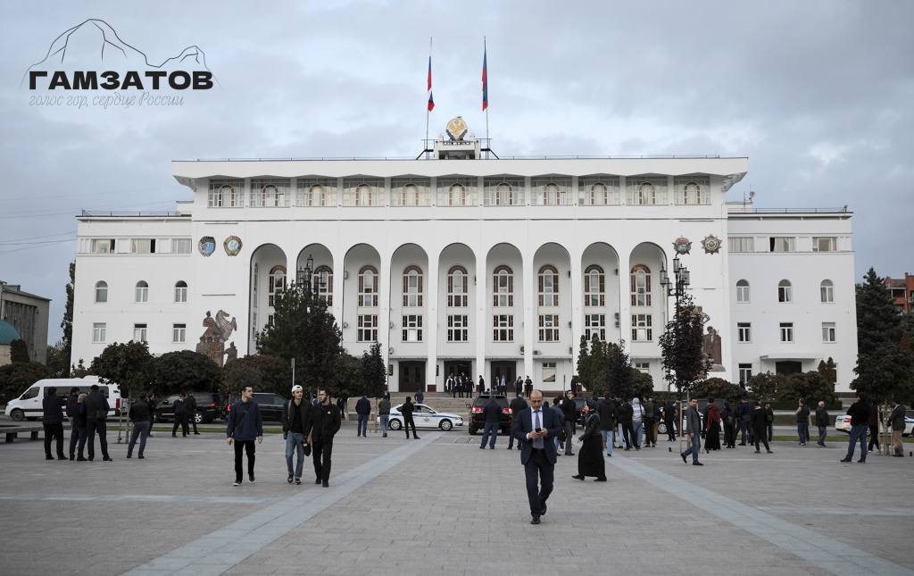 Здание Правительства Республики Дагестан на площади имени Ленина в Махачкале. От площади берет начало главная улица Махачкалы, «махачкалинский Арбат» — проспект Расула Гамзатова.