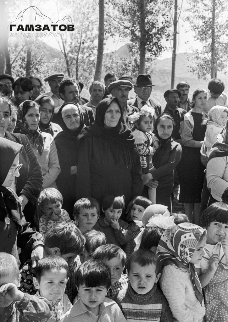 С 1986 года в Дагестане каждый год в сентябре (до 2003 года — в августе) проводится праздник «Белые журавли». В эти дни в школах Дагестана проходят уроки, посвященные жизни и творчеству поэта, в библиотеках — Гамзатовские чтения. На фото: Праздник памяти «Белые журавли» в Гунибе. 6 июня 1988 года.