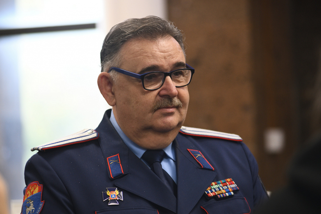 Заместитель атамана Всевеликого войска Донского, казачий полковник Михаил Беспалов на выставке «Донбасс казачий» в Донской государственной публичной библиотеке.