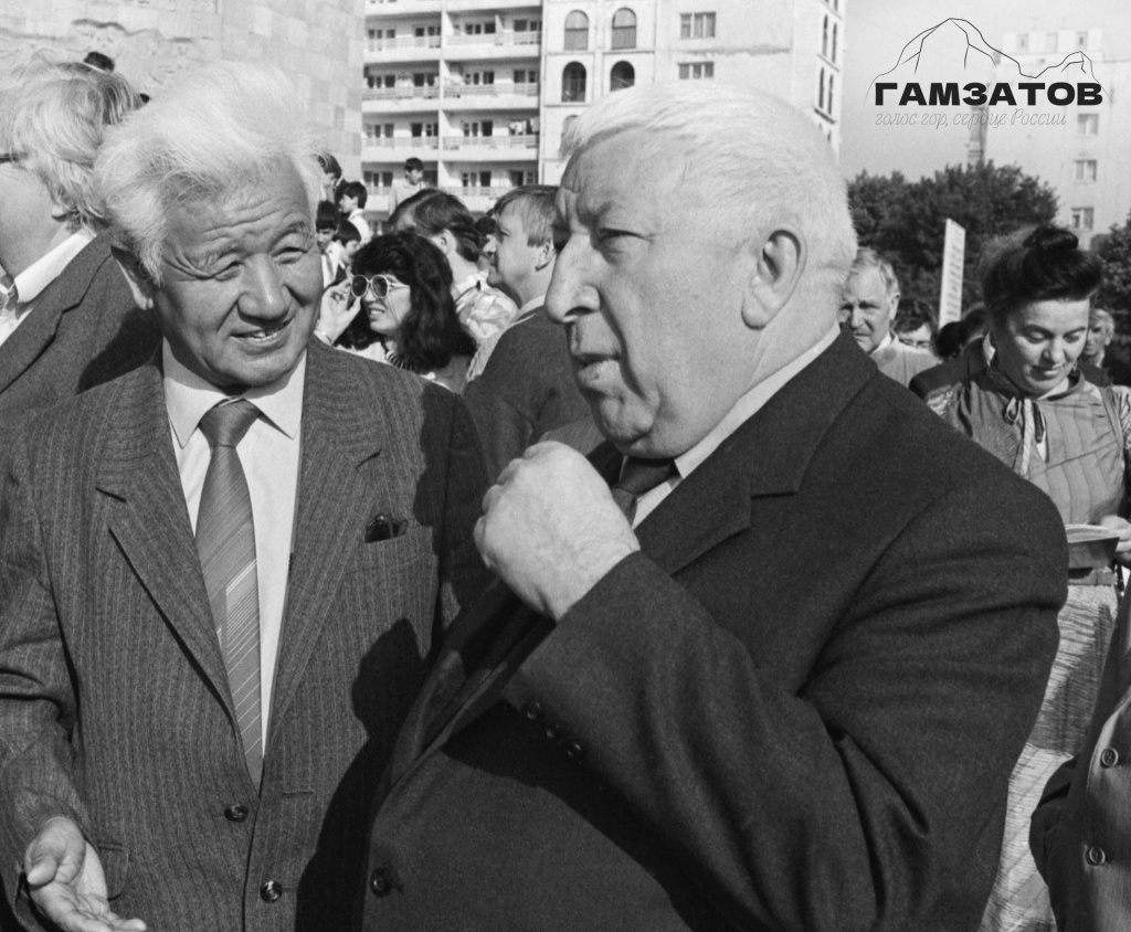 Советский Союз. 6 июня 1988 г. Расул Гамзатов во время дружеской беседы на прогулке по улицам родного города с гостем из Киргизии писателем Шукурбеком Бейшеналиевым.