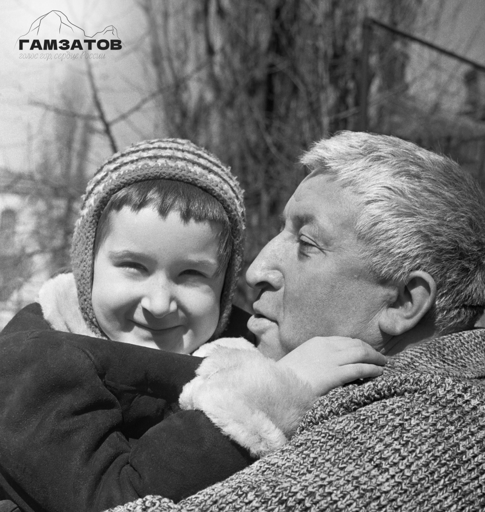Поэт Расул Гамзатов со своей младшей дочерью Салихат. Апрель 1970 года.